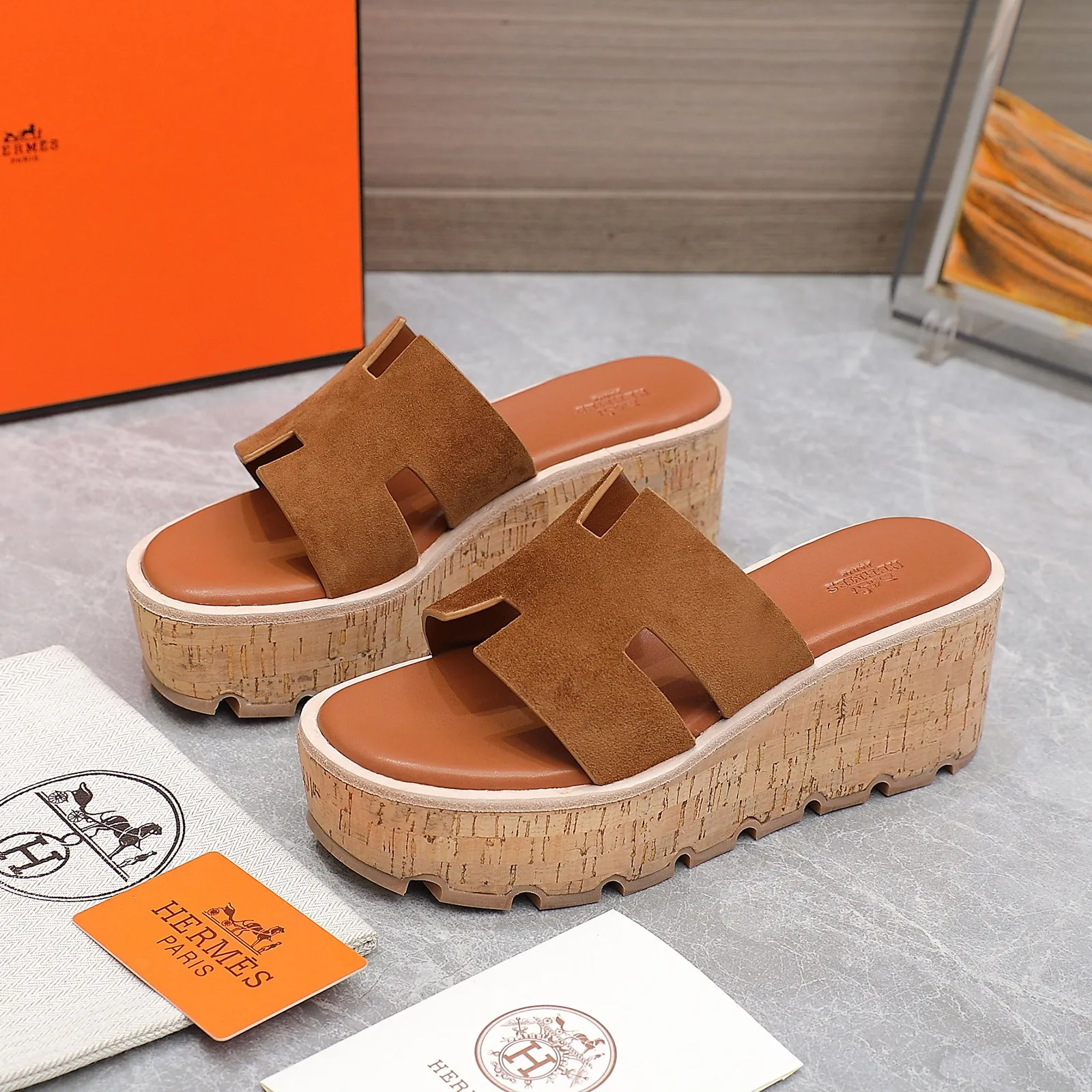 👟👟Ex-factory price 560👟👟 💥2024💥Hermès will continue the classic in 2022 Hermès Wood Grain Wedge H Slippers Hermès’ wedge sandals are the simplest, most durable and elegant I have ever seen! ! ! You can hold any style, the height of the 6cm wedge heel is easy to control, and the colors are all matching. The upper and the feet have her unique style, be sure to buy this one, it is truly classic, easy to wear and look good! Fabric: Imported cowhide, sheepskin lining, sheepskin feet, Italian original leather outsole welt, log water pine wrapped water table, rubber non-slip original outsole Color: 11 colors Code number: 35-40 Full set of original packaging